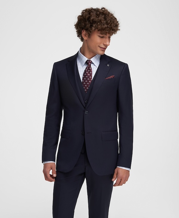 Ваш Костюм Всегда Безупречен: Премиальный Упаковочный Чехол 04-003 Цвет 724 для Совершенного Вида