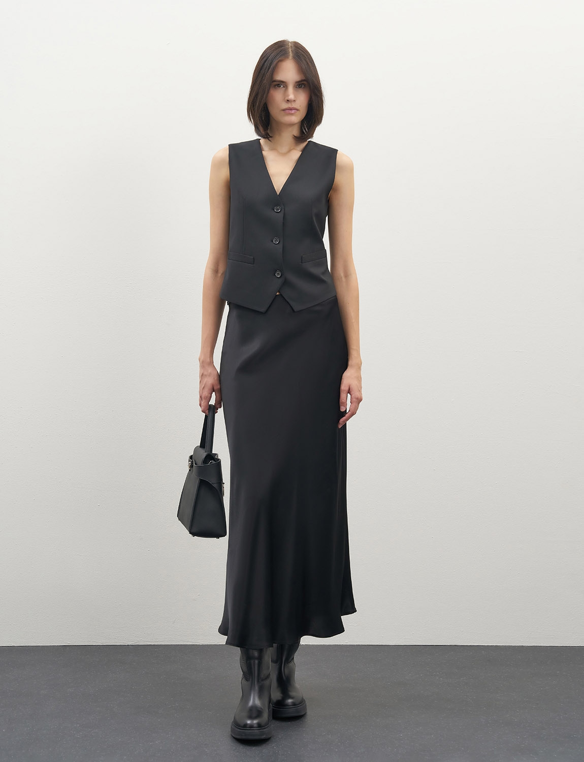 Черная атласная юбка миди Размер L