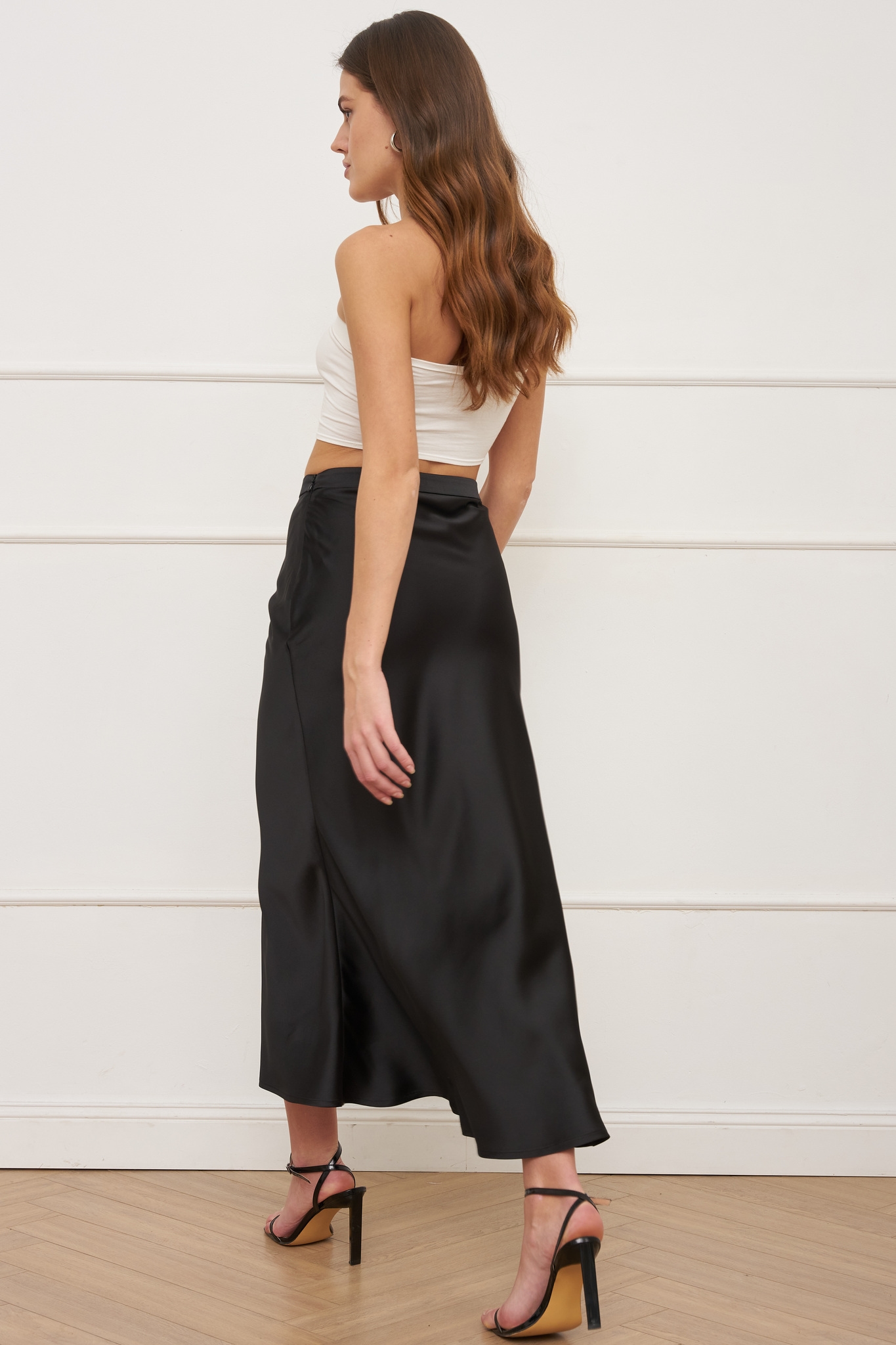 Черная атласная юбка миди Размер L