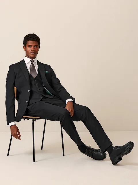 Черный приталенный фактурный пиджак Размер М